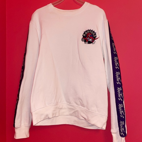 TORONTO RAPTORS WHITE CREWNECK WITH VINTAGE PURPLE RAPTORS ALONG SLEEVES MEDIUM - Picture 1 of 3